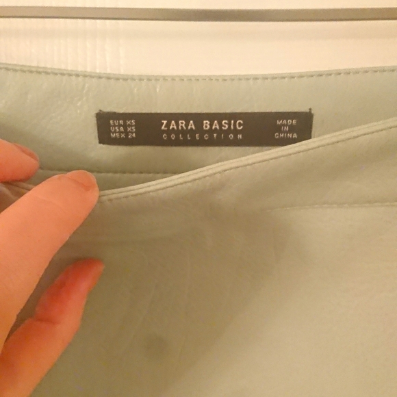 ⚡2/$30⚡Zara Faux leather skirt - Zara - Picture 4 of 6